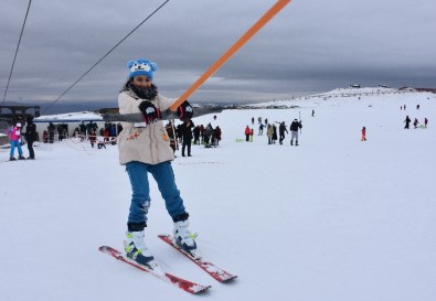 Yarı Yıl Tatili, Kayak Merkezini Hafta İçi De Doldurdu