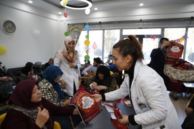 Yaşlılar, Mustafa Kumlu Ulu Çınarlar Yaşlı Yaşam Ve Dayanışma Merkezi'nde Zaman Geçiriyor