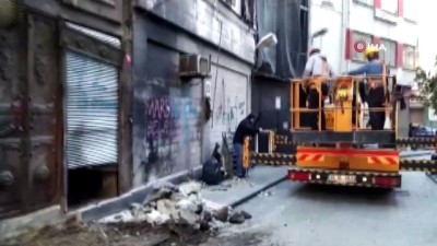 Beyoğlu'nda Çökme Meydana Gelen 2 Katlı Binanın Yıkımına Başlandı