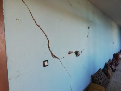 Deprem Sonrası Çınar'da Bazı Evlerin Duvarlarında Çatlaklar Oluştu