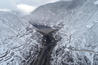 Deriner Barajı'nın Etkileyici Kış Görünümü