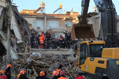 Elazığ Depreminde 20 Kişi Hayatını Kaybetti, Bin 30 Yaralı