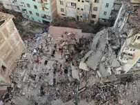 Elazığ'da Mustafa Paşa Mahallesi'nde Çöken Binada Çalışmalar Sürüyor