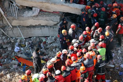 Elazığ'da Sürsürü Mahallesi'ndeki Enkazdan 3 Ceset Çıkarıldı