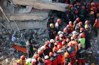 KURTARMA EKİBİ - Elazığ'da Sürsürü Mahallesi'ndeki Enkazdan 3 Ceset Çıkarıldı