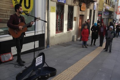 Giresun'da Sokak Müzisyenleri Depremzedeler İçin Çaldı