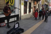 CANLI PERFORMANS - Giresun'da Sokak Müzisyenleri Depremzedeler İçin Çaldı