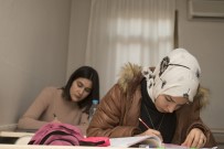 KIZ ÖĞRENCİLER - Mersin Büyükşehir Belediyesi, 4 Bin 200 Öğrenciye Ücretsiz Kurs Hizmeti Veriyor