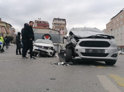 Otomobil İle Hafif Ticari Araç Çarpıştı Açıklaması 3 Yaralı