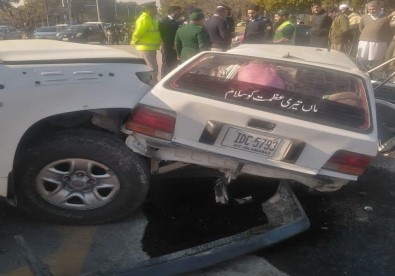 Pakistan'da ABD Konsolosluk Aracı Kaza Yaptı Açıklaması 2 Ölü, 4 Yaralı