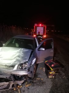 Traktör İle Otomobil Çarpıştı Açıklaması 2 Yaralı