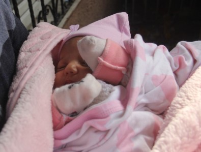 40 Günlük Bebeğini Kaynının Kapısına Bırakıp Kaçtı