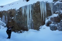 5 Metre Uzunluğundaki Buz Sarkıtları Şaşırtıyor Haberi