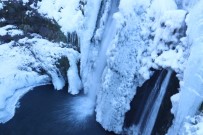 ŞELALE - Buz Tutan Şelale Güzel Görüntüler Oluşturdu