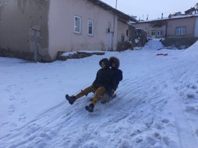 Demirözü'nde Çocukların Kızak Keyfi