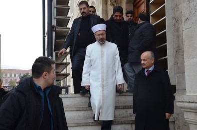 Diyanet İşleri Başkanı Erbaş, Malatya'da Hasar Gören Camiyi İnceledi