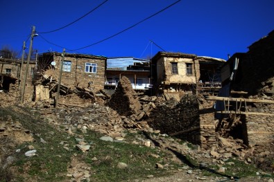 Elazığ Depreminde Bir Köydeki Evlerin Hepsinde Hasar Oluştu