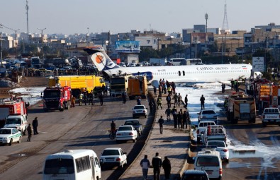 İran'da Yolcu Uçağı Pistten Çıktı