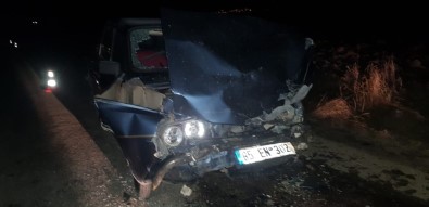 Kamyonetle Otomobil Çarpıştı Açıklaması 6 Yaralı