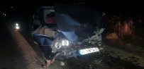 ŞÜKRÜ ÖNDER - Kamyonetle Otomobil Çarpıştı Açıklaması 6 Yaralı