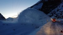 KAR TEMİZLEME - Kardan Kapanan Yollar Ulaşıma Açılıyor