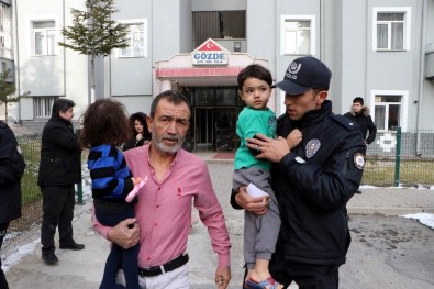 Kayseri'de Yangından Kurtulan 2 Kardeş Etrafı Seyretti