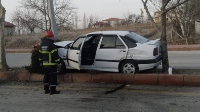 Otomobil Ağaç İle Direk Arasına Sıkıştı Açıklaması 2 Yaralı