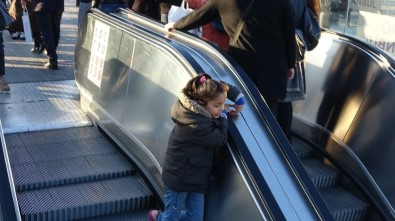(Özel)Taksim Metrosunun Yürüyen Merdivenlerinde Tehlikeli Oyun