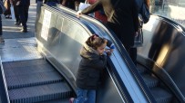 İHLAS - (Özel)Taksim Metrosunun Yürüyen Merdivenlerinde Tehlikeli Oyun