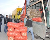 YARDIM MALZEMESİ - Adana'dan Depremzedelere 2 Tır Dolusu Sebze Ve Meyve