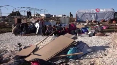 Bombardımandan Kaçan Suriyeliler Boş Alanlara Çadır Kuruyor