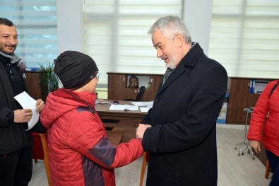 Devletten Aldığı 80 Liralık Bursunu Depremzedelere Bağışladı