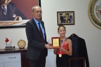 ATATÜRK İLKOKULU - Didimli Minik Cimnastikçiler Plaketle Ödüllendirildi