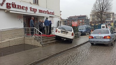 Direksiyon Hakimiyetini Kaybeden Sürücü, Hastanenin Merdivenlerinde Asılı Kaldı