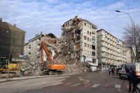 DEV VİNÇ - Elazığ'da Hasarlı Binalarda Yıkım Çalışmaları Sürüyor