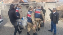 Jandarma Ekipleri, Adıyaman'da Depremzedelere Çadır Dağıttı Haberi