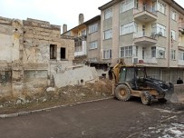 EYLEM PLANI - Nevşehir'de Metruk Binalar Yıkılıyor