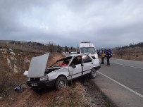 Taklalar Atan Otomobil Kayalıklara Çarparak Durabildi Açıklaması 8 Yaralı