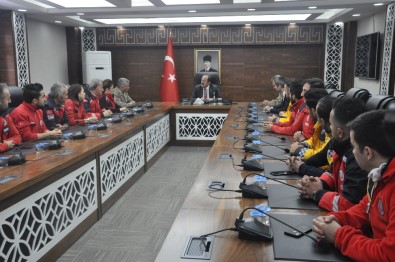 Vali Pehlivan, Elazığ Depreminde Görev Alan Personele Başarı Belgesi Verdi