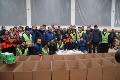 Bakanlar Yardım Kolilerinin Doldurulmasına Yardım Etti