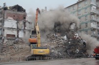 DEV VİNÇ - Depremde Ağır Hasar Gören Binaların Yıkımı Devam Ediyor