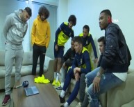 KADıOĞLU - Depremzede Emir'e Fenerbahçeli Futbolcular Moral Verdi