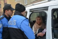 TOPLUM DESTEKLI POLISLIK - Hakkari Polisi Canı Pahasına Kadınları Bilgilendiriyor