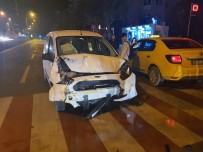 NİLÜFER - Hızını Alamayan Kamyonet Ticari Taksiye Çarptı...