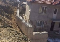 İSTİNAT DUVARI - Kayma Riski Olan Yola Belediye İstinat Duvarı Yaptı