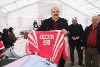 ŞAMPIYON - Milli Takım Eşofmanını Depremzedelere Bağışladı
