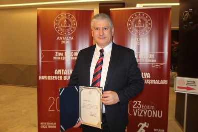 Quick Sigorta'ya Eğitime Verdiği Destek Dolayısıyla Plaket Verildi
