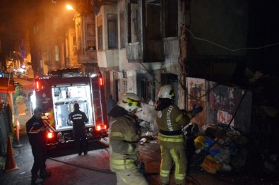 Beyoğlu'nda Defalarca Yanan Metruk Binada Yangın Paniği