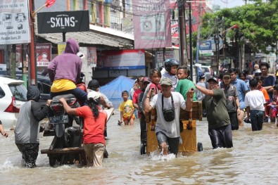 Endonezya'da Sel Felaketinde Hayatını Kaybedenlerin Sayısı 43'E Yükseldi