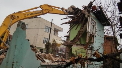 Erenler'de Metruk Binaların Yıkımı Sürüyor